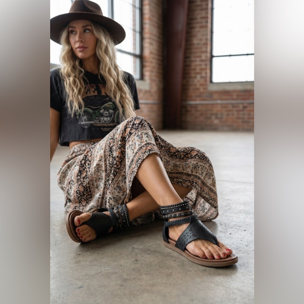 NIB Brand New Very G Mazey Boho Vegan Leather Festival Laser Cut Studded Sandals - Picture 3 of 12